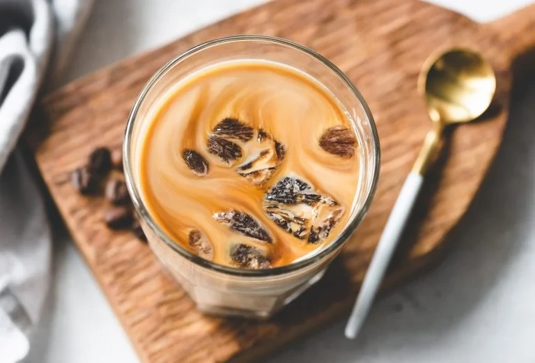 Ingin Coba Kopi Susu Gula Aren Mirip Kafe? Ikuti Resep Ini, Jamin Puas! (Ilustrasi)