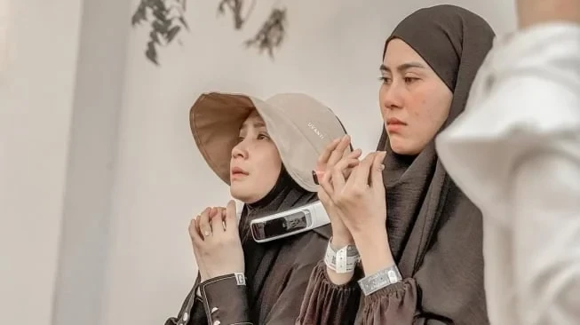 Disangka Kipas Angin Mini, Nagita Slavina Ternyata Bawa AC Portabel Selama Ibadah Haji