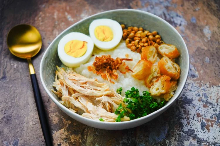 Menikmati Kelezatan Bubur Ayam di Surabaya: Pilihan Terbaik dan Tips Kulineran
