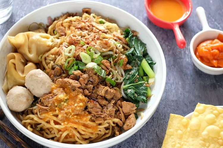 Mie Ayam: Perpaduan Cita Rasa Nusantara dan Budaya Kuliner (Ilustrasi)