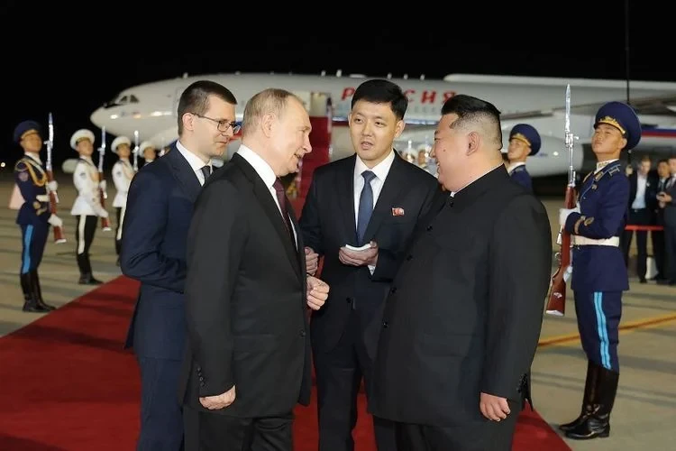 Putin Tiba di Korea Utara, Disambut Karpet Merah dan Peluk Kim Jong Un