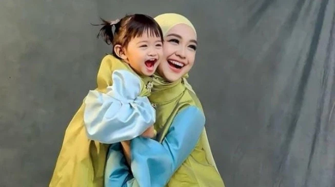 Momen Emosional Ria Ricis: Meninggalkan Moana untuk Berangkat Haji