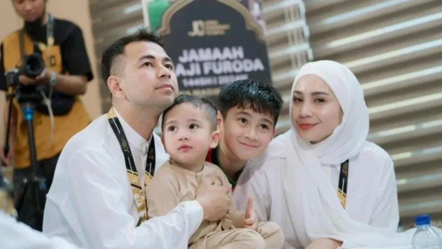 Komitmen Atau Sensasi? Raffi Ahmad Naik Haji Bareng Keluarga dan Karyawan!