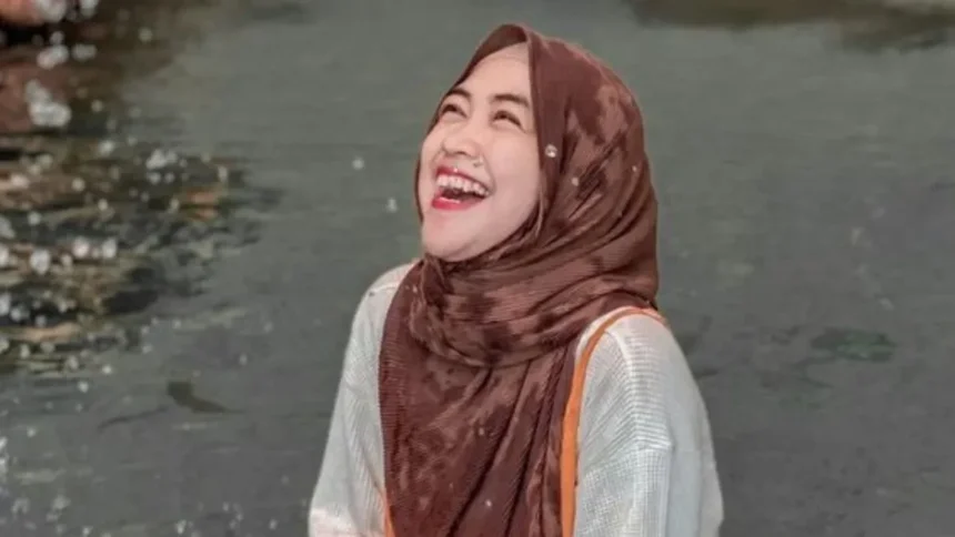 Heboh! Ancaman Rp 300 Juta Bikin Ria Ricis Panik: Foto Tanpa Hijab Siap Tersebar?