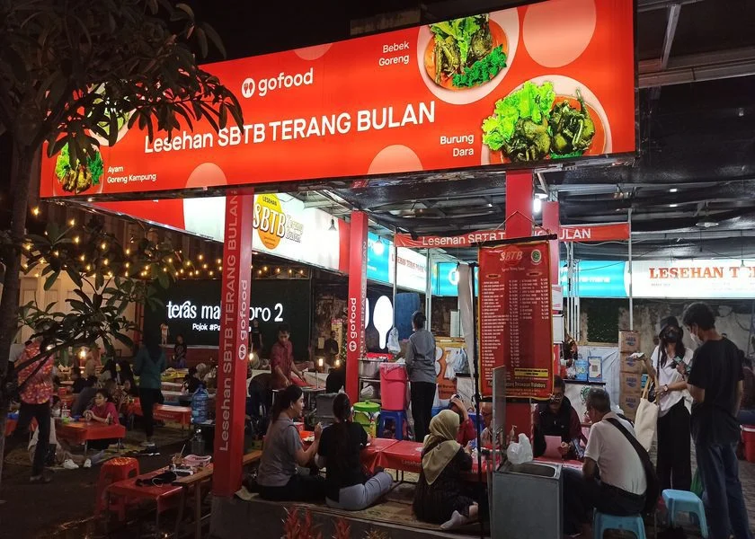 10 Tempat Terbaik untuk Mencoba Terang Bulan di Indonesia (Ilustrasi)