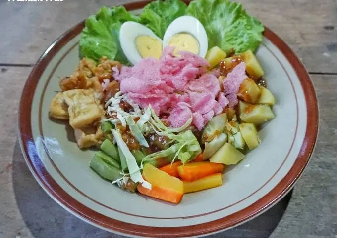 Menyajikan Keunikan Kuliner Nusantara: Resep Gado-Gado Solo yang Lezat dan Bergizi untuk Keluarga Anda