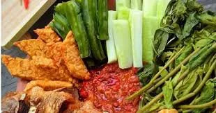 Dijamin Lelah! Resep Lalapan Lengkap dengan Cara Membuat Sambalnya (Ilustrasi)