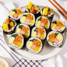 Inilah Perbedaan Sushi dan Kimbap Korea yang Viral: Memahami Esensi dan Teknik Pembuatannya (Ilustrasi)