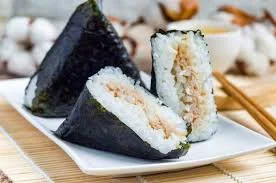 Onigiri: Kuliner Jepang yang Simpel dan Menggugah Selera (Ilustrasi)