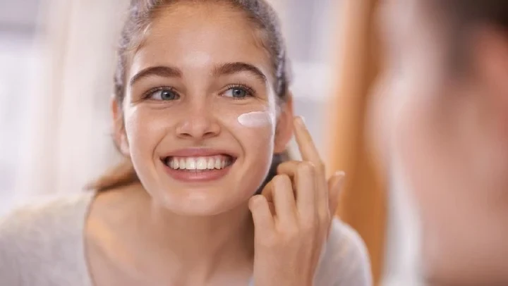Panduan Memilih Skincare Lokal yang Tepat untuk Remaja: Menavigasi Dunia Perawatan Kulit Masa Puber dengan Cerdas dan Menyenangkan (Ilustrasi)