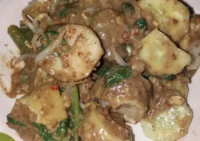 Resep Membuat Rujak Lontong Ala Madura: Lezat, Pedas, dan Bikin Ketagihan!