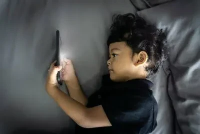 Anak Kecanduan Smartphone? Ini Dia Risiko Kesehatan Mata yang Harus Orang Tua Tahu