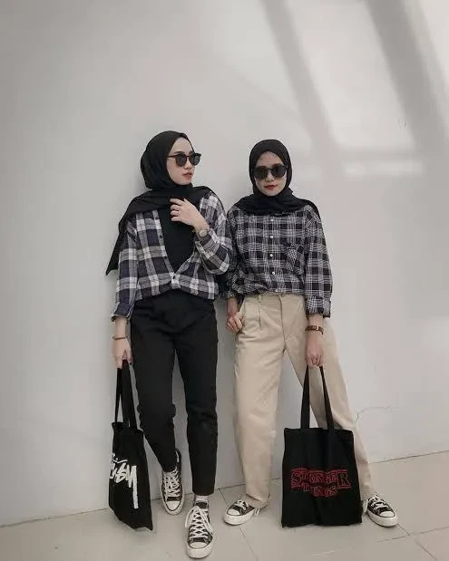 7 Ide OOTD Cewek Kekinian Buat Nongkrong Bareng Teman!