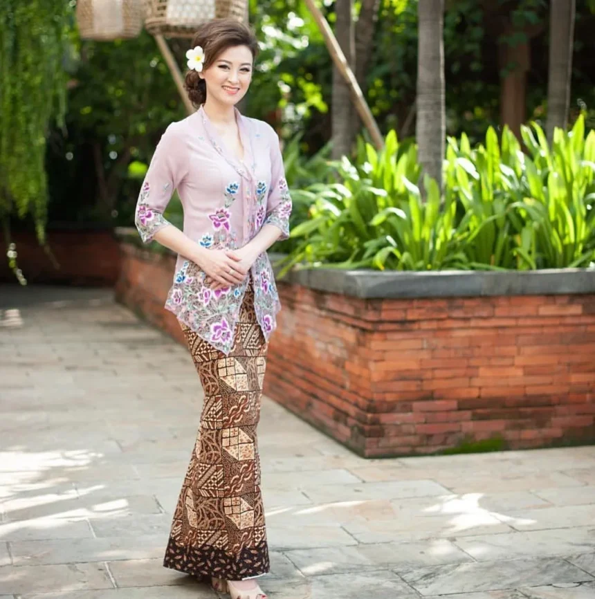 Mengenal Kebaya Encim: Perjalanan Sejarah, Filosofi, dan Pengaruhnya di Dunia Fashion