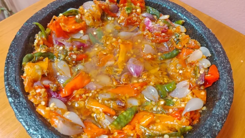 Cara Bikin Sambal Bawang Pedes Gurih, Cocok Buat Nemenin Santap Ikan Bakar!!