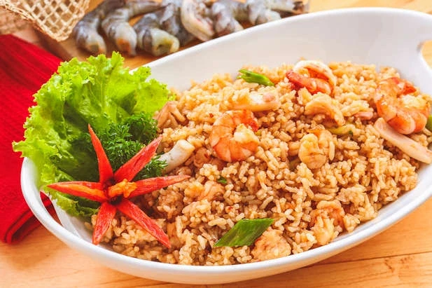 Nasi Goreng ala Restoran Ternama: Membawa Cita Rasa Restoran ke Meja Makan Anda (Ilustrasi)