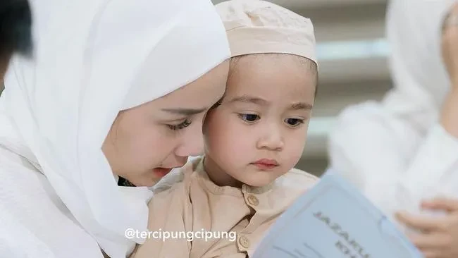 Cipung Berpenampilan Mempesona dengan Sentuhan Humor di Tanah Suci Mekkah Ini Brand Busana yang Dipilih