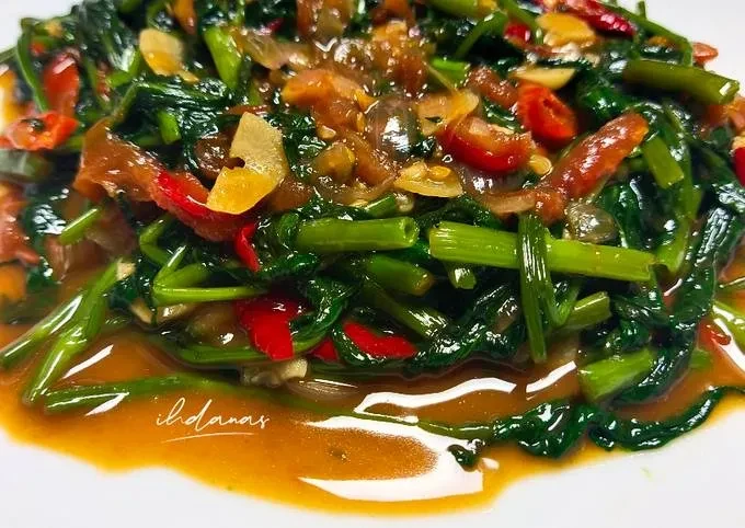 Resep Tumis Kangkung Saus Tiram yang Praktis dan Lezat, Ibu-Ibu Wajib Coba!
