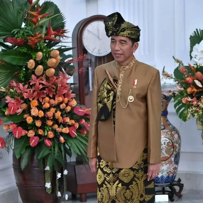 Jokowi pakai baju adat Sasak NTB (foto: Istimewa)