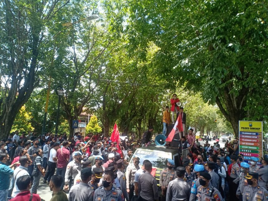 Aksi DPC GMNI Sumenep bersama masyarakat desa Gadu Timur dan keluarga Herman (korban penembakan) di Mapolres Sumenep. Kamis (17/3/2022)