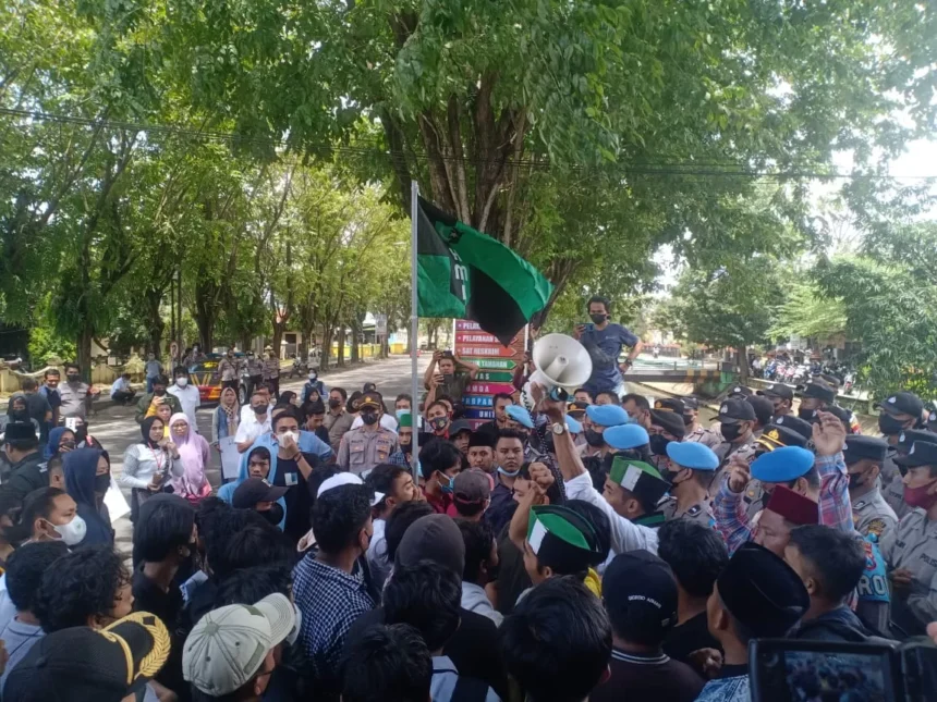 Aksi kemanusiaan HMI Cabang Sumenep di Mapolres Sumenep. Selasa (23/3/2022)
