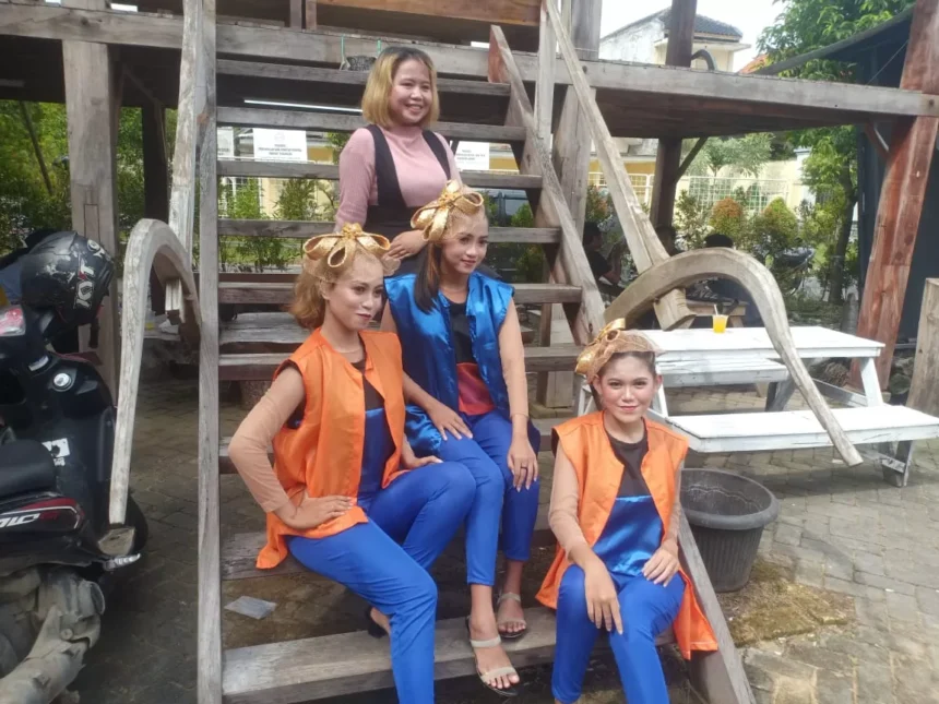Febria Ika Rustyana bersama anak didiknya di Sanggar Kreatif Art Center
