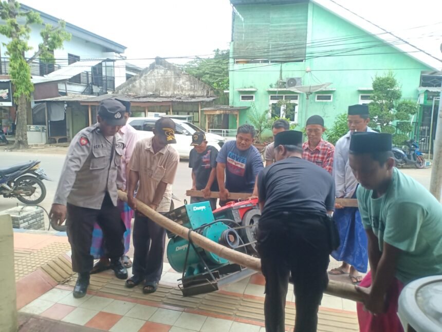 Mesin Diesel (Barang Bukti) yang digotong oleh warga dan polisi ke Mapolsek Ganding. Foto (jurnalfaktual.id)