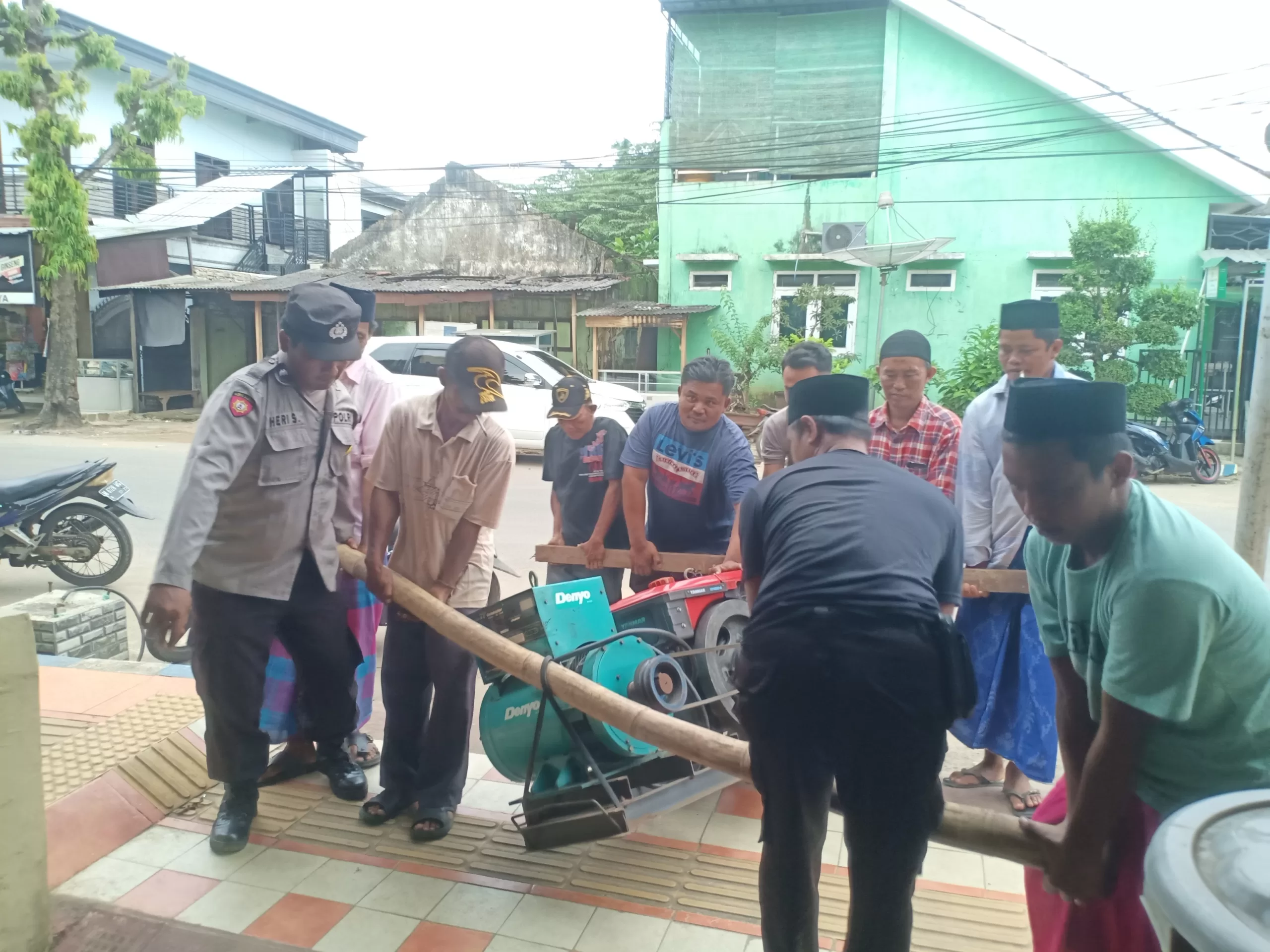 Mesin Diesel (Barang Bukti) yang digotong oleh warga dan polisi ke Mapolsek Ganding. Foto (jurnalfaktual.id)