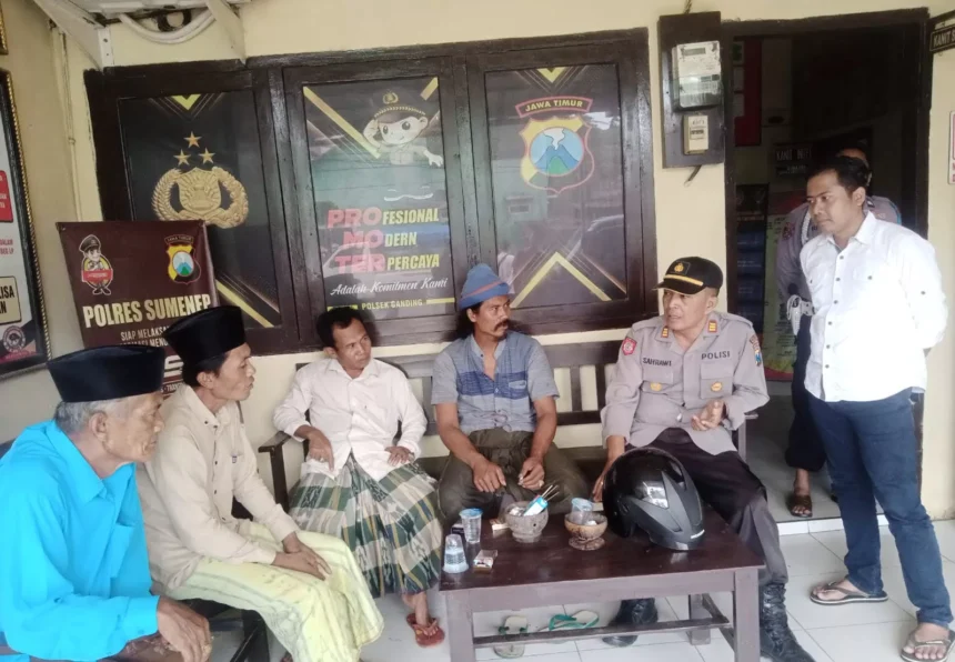 Pelapor dan tokoh masyarakat desa Gadu Timur saat mempertanyakan proses hukum penggelapan mesin diesel bantuan TMMD. Senin (28/11/2022)