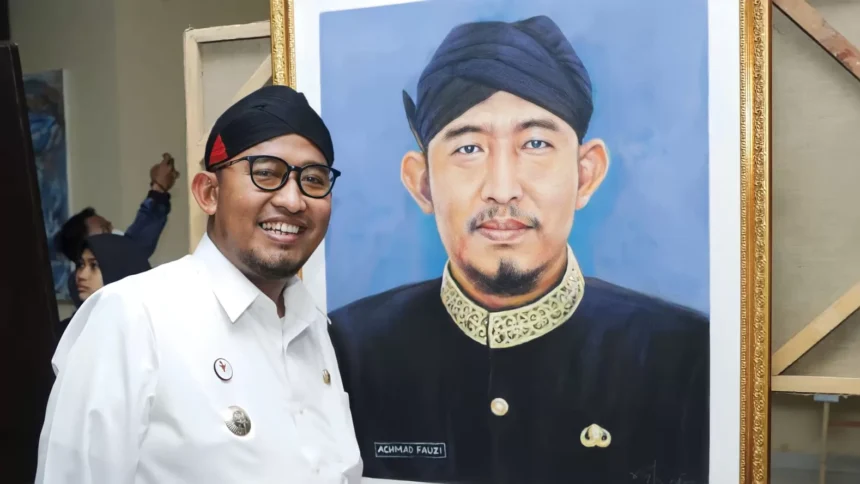 Bupati Sumenep Achmad Fauzi berpose dengan Lukisan karya M Agus Purnomo