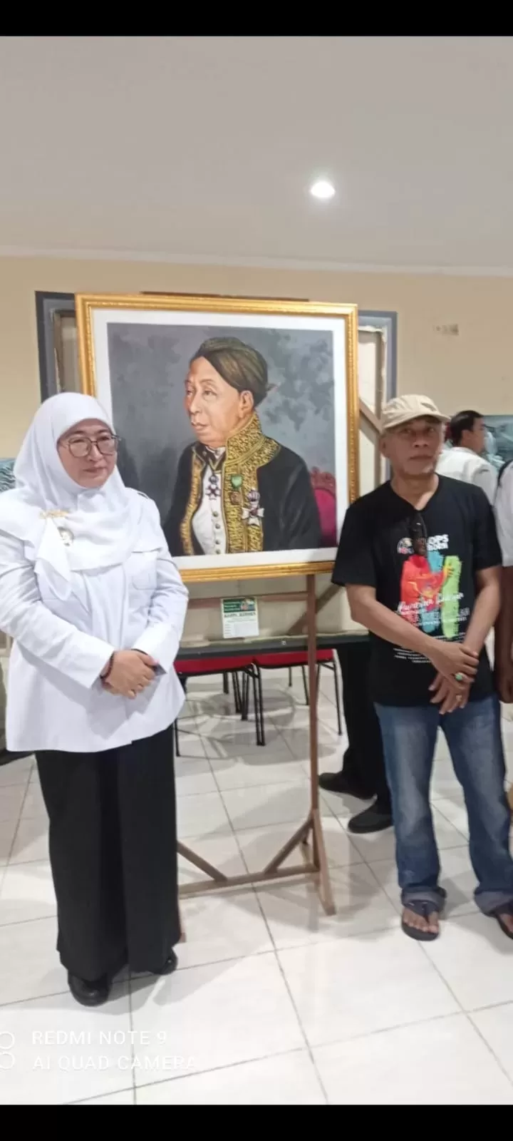 Dewi Khalifah, wakil Bupati Sumenep berfoto dengan lukisan Sultan Abdurrahman karya M Agus Purnomo