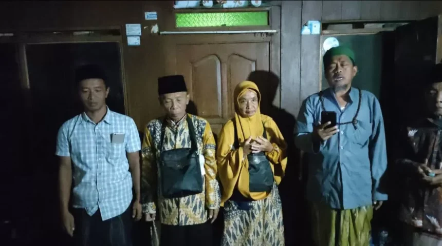 Fauzi bersama kedua orang tua saat prosesi pemberangkatan