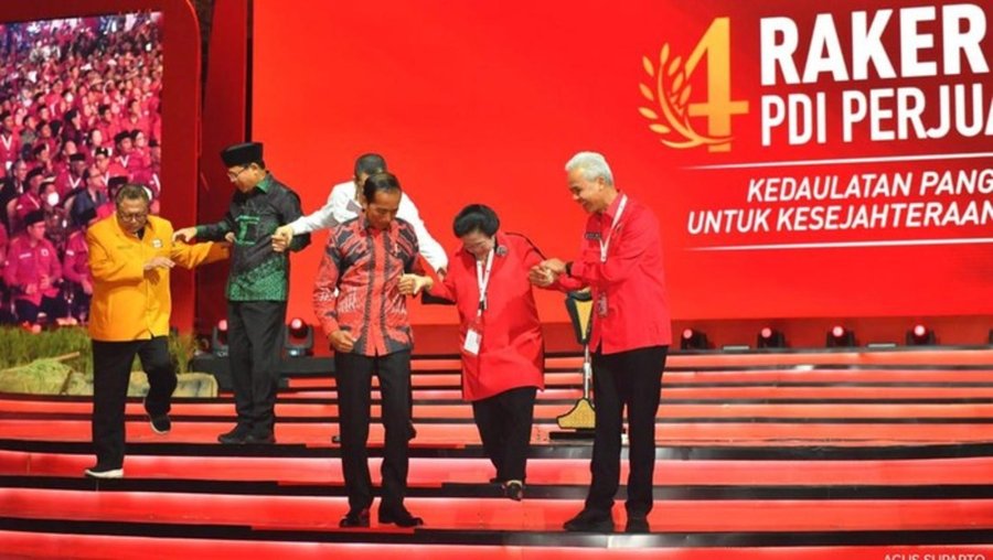 Megawati Nangis Nangis Bela Jokowi, Tapi Netizen Malah Hujat Video Gandengannya