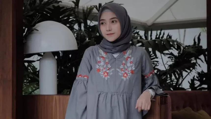 Tips Berbusana yang Rapi dan Sopan Versi Berhijab, Supaya Bagian Dada Tidak Terlihat Vulgar