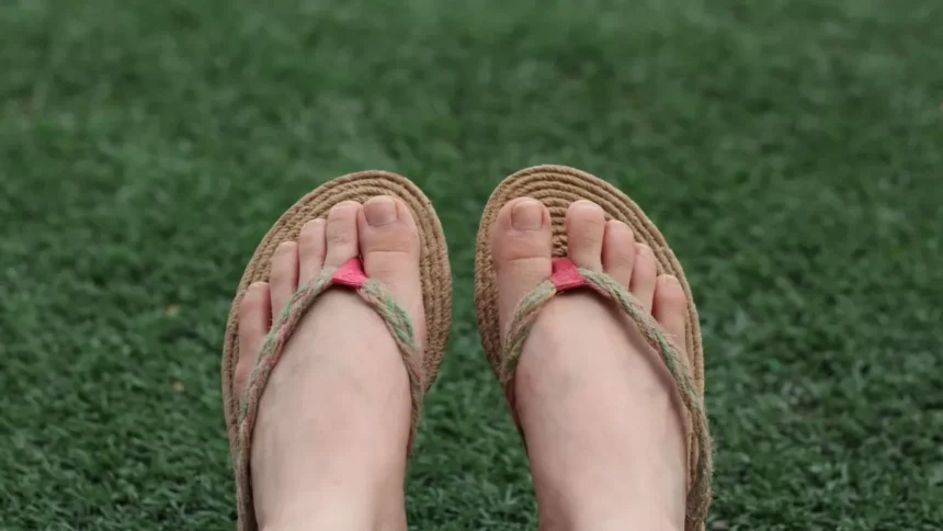 Sandal Jepit, Solusi Terbaik yang Bikin Kakimu Bebas dari Lecet!