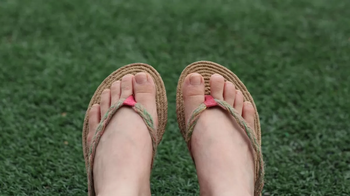 Sandal Jepit, Solusi Terbaik yang Bikin Kakimu Bebas dari Lecet!