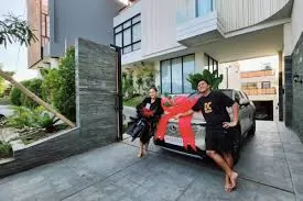 Denny Caknan Beri Kado Mobil Mewah untuk Istri Tercinta