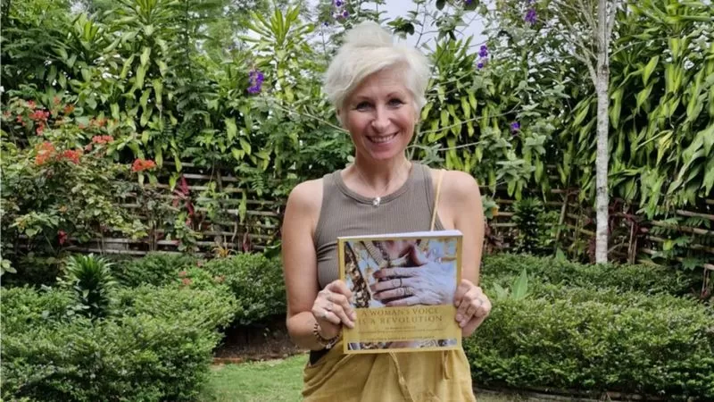 Dari Essex Inggris ke Bali: Kisah Perempuan yang Berubah dari Pegawai Kantor Menjadi Tabib