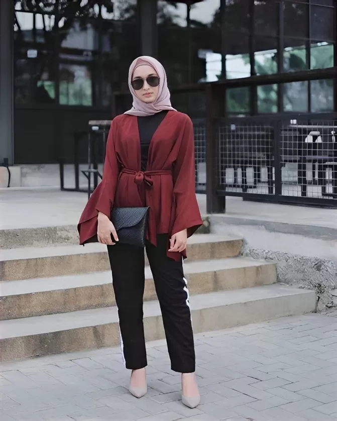 Tampil Stylish dengan Hijab di Usia 50-an ke Atas, Ini Rekomendasi Fashion Item Selain Tunik