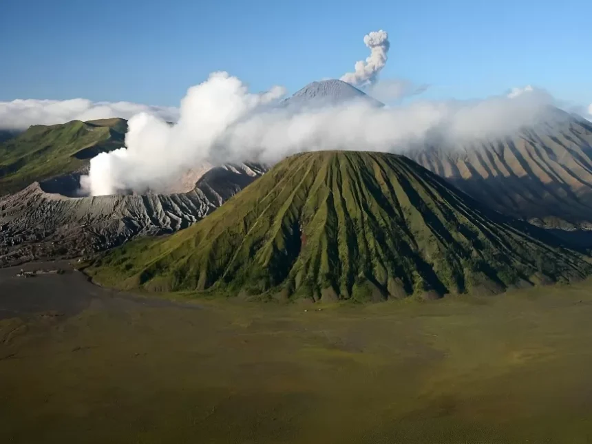 Kabar Baik Bromo Kembali Menghijau, Ini Rekomendasi Fashion untuk Menikmati Keindahan Alamnya
