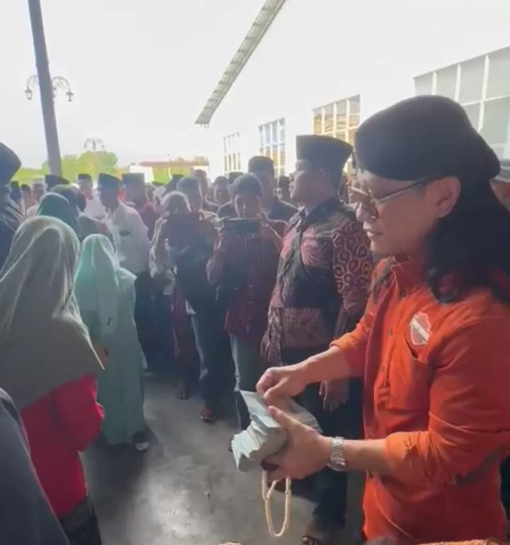 Sosok Haji Her: Konglomerat Madura yang Membeli Mobil Gus Dur dan Bagi-bagi Unag Lewat Gus Miftah