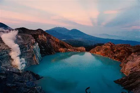 Api Biru Kawah Ijen Terhenti, Wisatawan Masih Harus Sabar Menunggu
