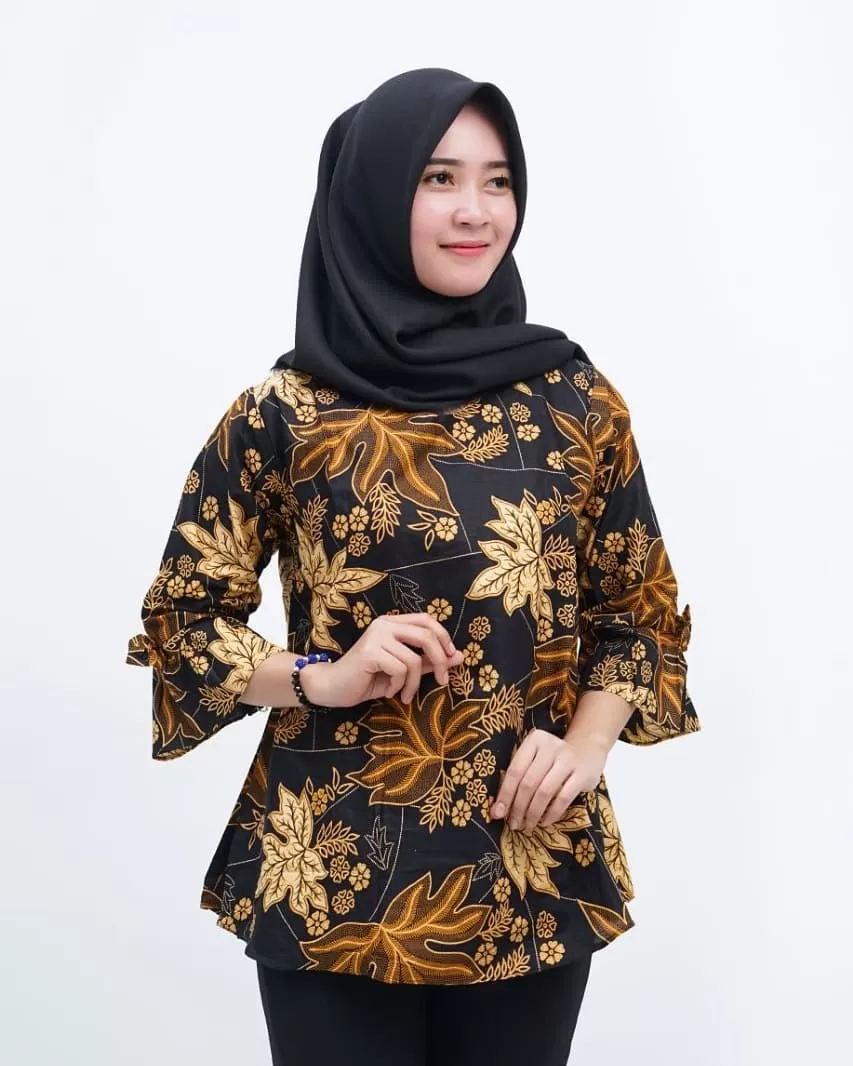 12 Model Baju Batik Kerja Perempuan Berhijab yang Elegan