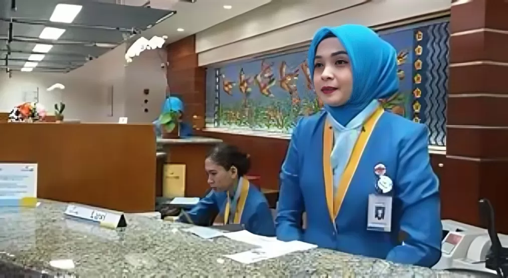 seorang wanita berkerja di bank