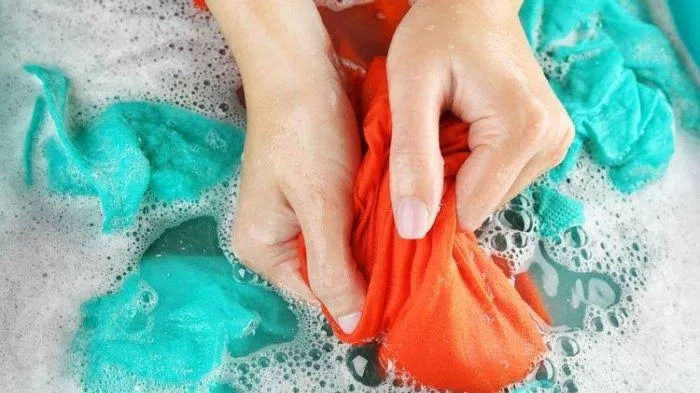 Jangan Sampai Salah !  Ini Cara Mencuci dan Merawat Hijab dengan Benar