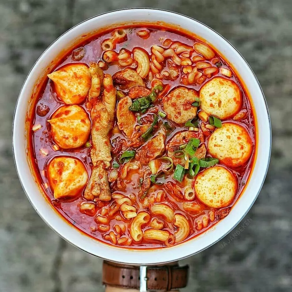 Seblak Kuliner Khas Bandung yang Menyengat Lidah dan Hati