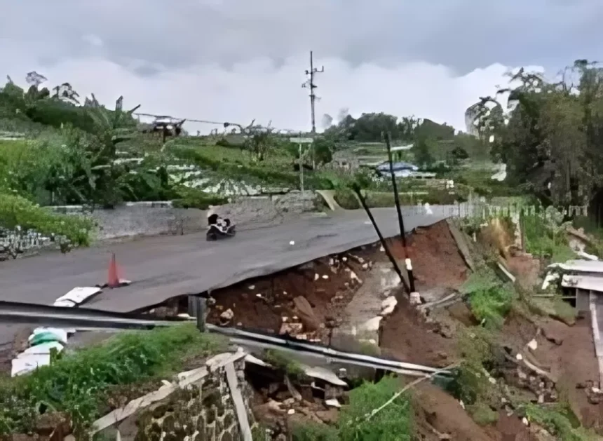 Telaga Sarangan Longsor di Jalur Pintu Masuk, 3 Orang Keseret, Wisatawan Tetap Antusias