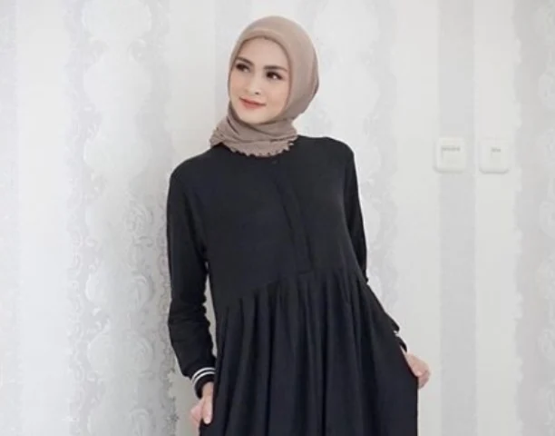 Warna Busana dan Aksesoris yang Cocok untuk Wanita Pemilik Rambut Abu-abu