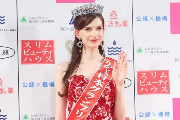 Skandal Miss Jepang 2024: Karolina Shiino Mundur dari Gelar
