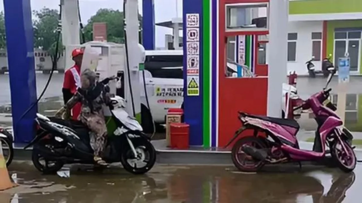 Emak-Emak Pakai Kantong Kresek di Kepala, Bikin Ngakak Petugas SPBU